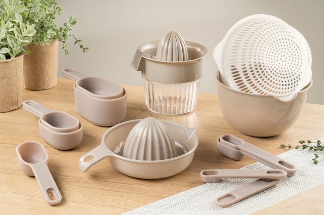 Fusion Twist Lemon Juicer Assorted Utensils