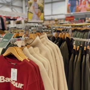 Autumn is calling! 🍂 Come with us as we pick out some of our favourite autumn clothing at Mole Avo...