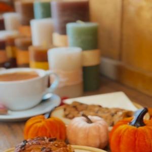 Is there anything more autumnal than this? 🍁☕ Pumpkin spice, warming chai, delicious maple Danis...