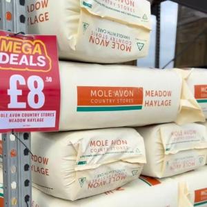 🌿🐴 Fresh, reliable, and horse-approved! Mole Avon Country Stores haylage fibre-rich and full of...