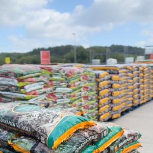 🌱 Ready to give your garden a natural boost? 🌿 Get your hands on rich, nutrient-packed compost...