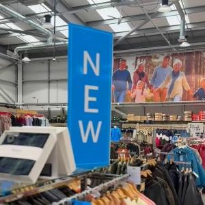 🍂🧤From misty morning walks to weekend escapes, Barbour has been part of British life for over 1...