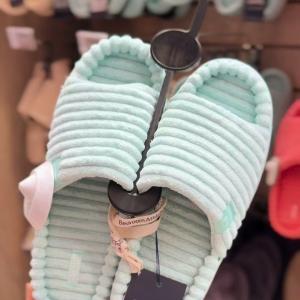 👣 Whatever your day looks like, we've got the footwear to match! From muddy walks and busy workday...