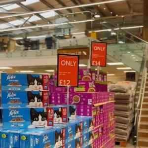 🐱 Purr-fect Cat Food Offers at Mole Avon Country Stores! 🐾 Treat your feline friend for less wi...