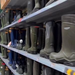 🌦️Rain or shine, mud or puddles—there’s a Wellington for everyone! 🌧️ From weekend walk...